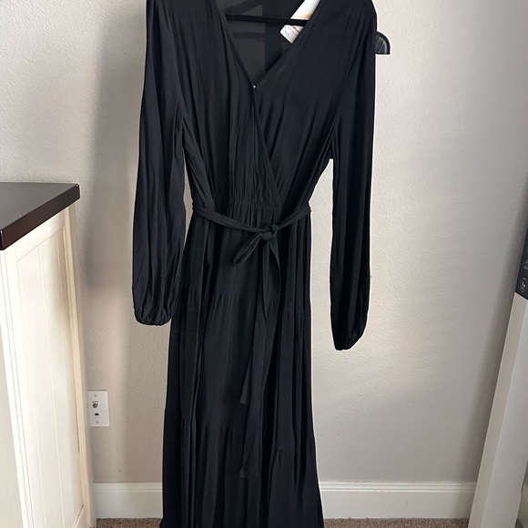 Elegant Black Maxi Dress - Picture 1 of 4